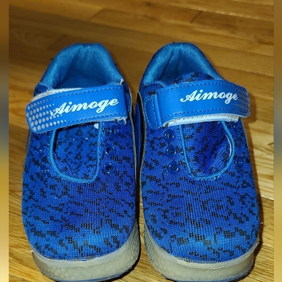 LIGHTING up shoes with wheels - Picture 5 of 10